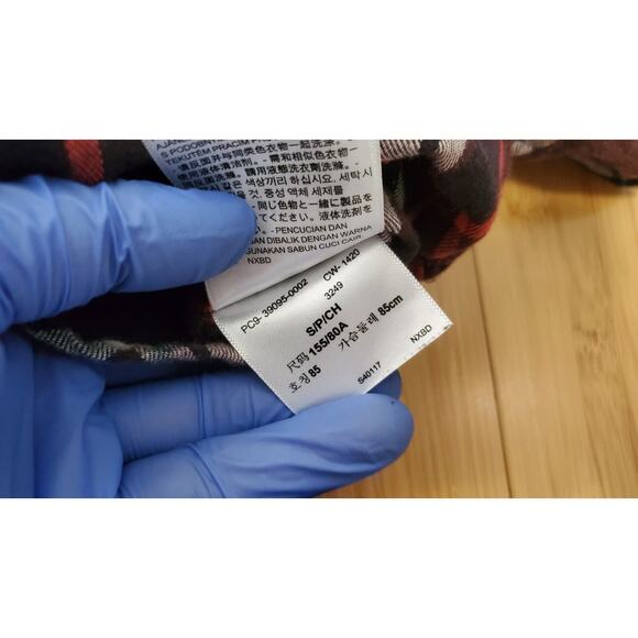 Levi's Flannel Shirt Relaxed Fit Red Check Tartan Plaid Womens Small Long Sleeve - Picture 8 of 12